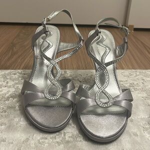 Nina silver heels in a size 8.5